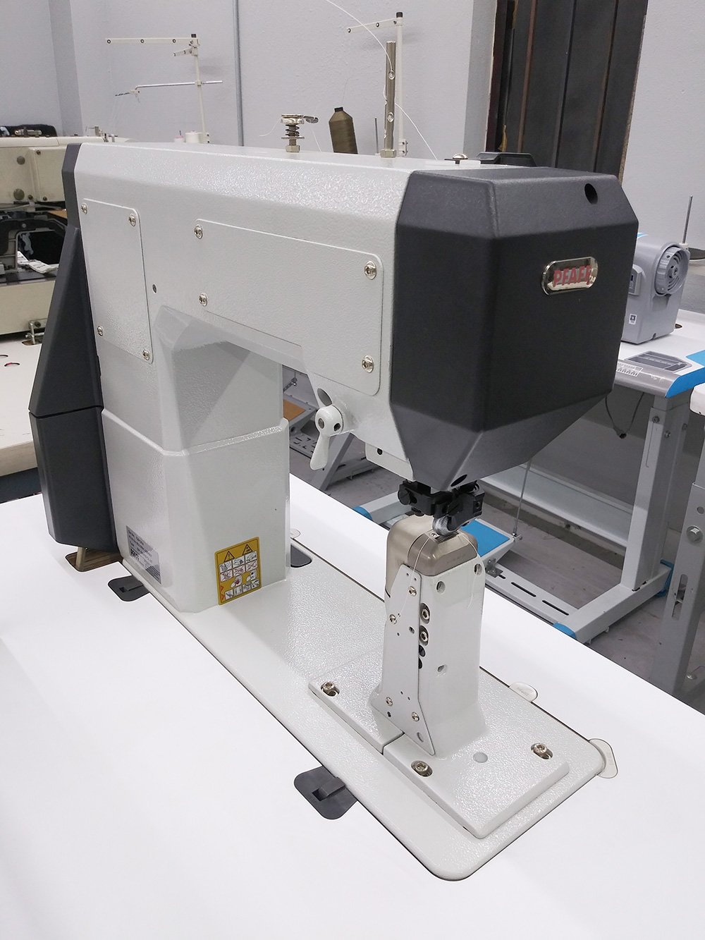 PFAFF 591 Top and Bottom Feed Roller Foot Post Bed Sewing Machine