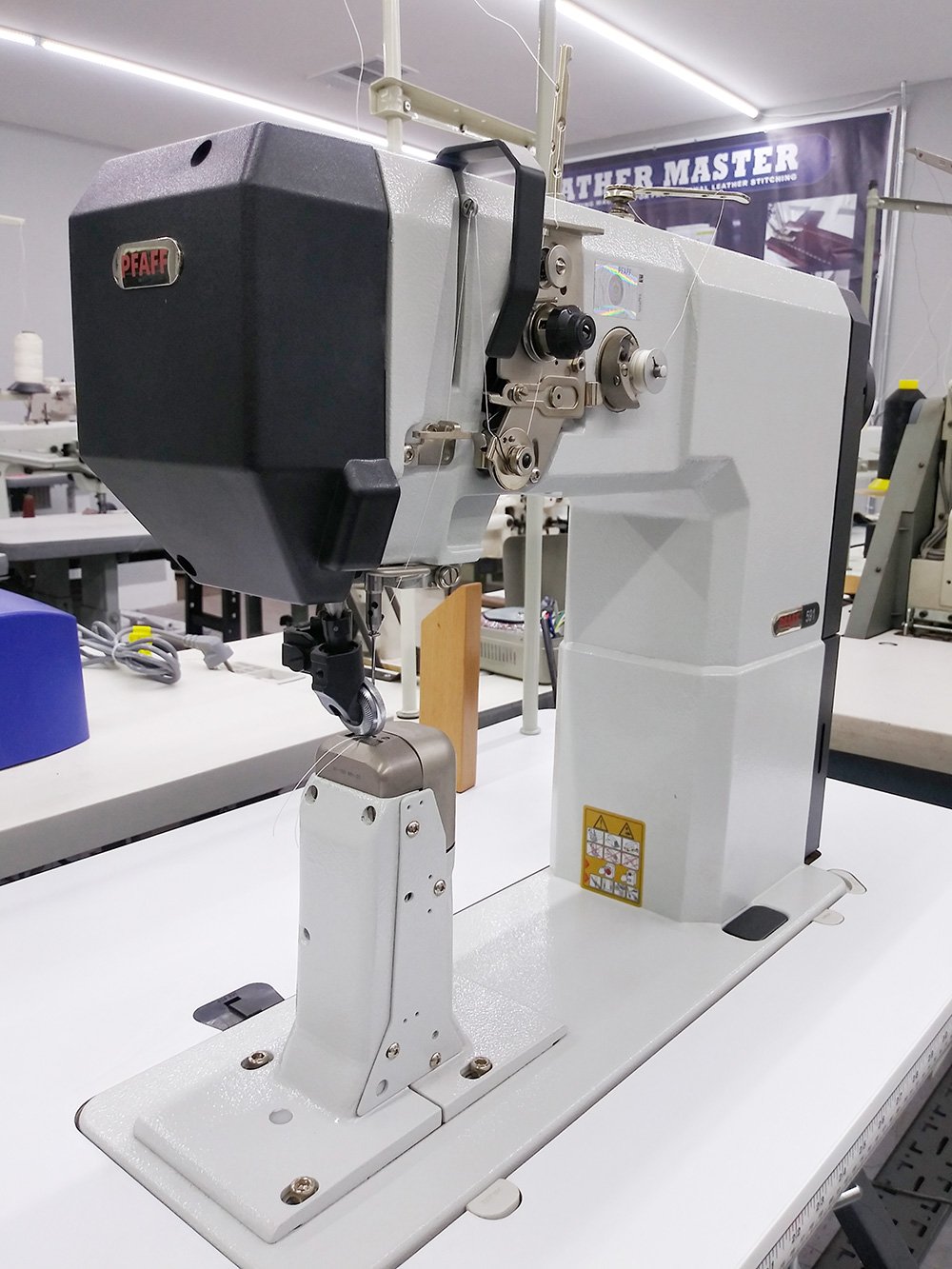 PFAFF 591 Top and Bottom Feed Roller Foot Post Bed Sewing Machine