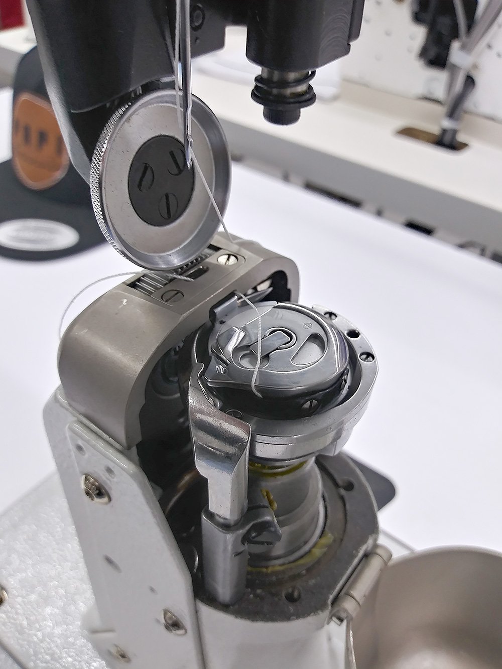 PFAFF 591 Top and Bottom Feed Roller Foot Post Bed Sewing Machine