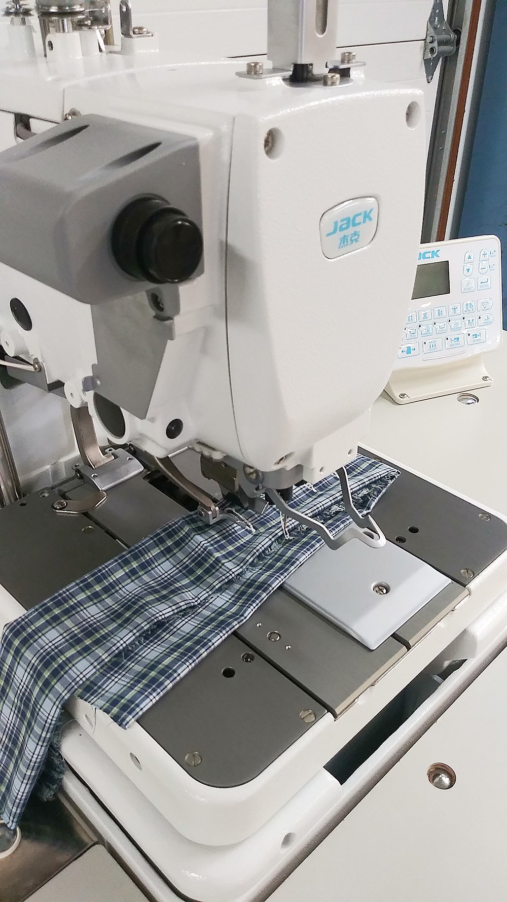 JACK JK-T9820-02 Electronic Key Hole Sewing Machine