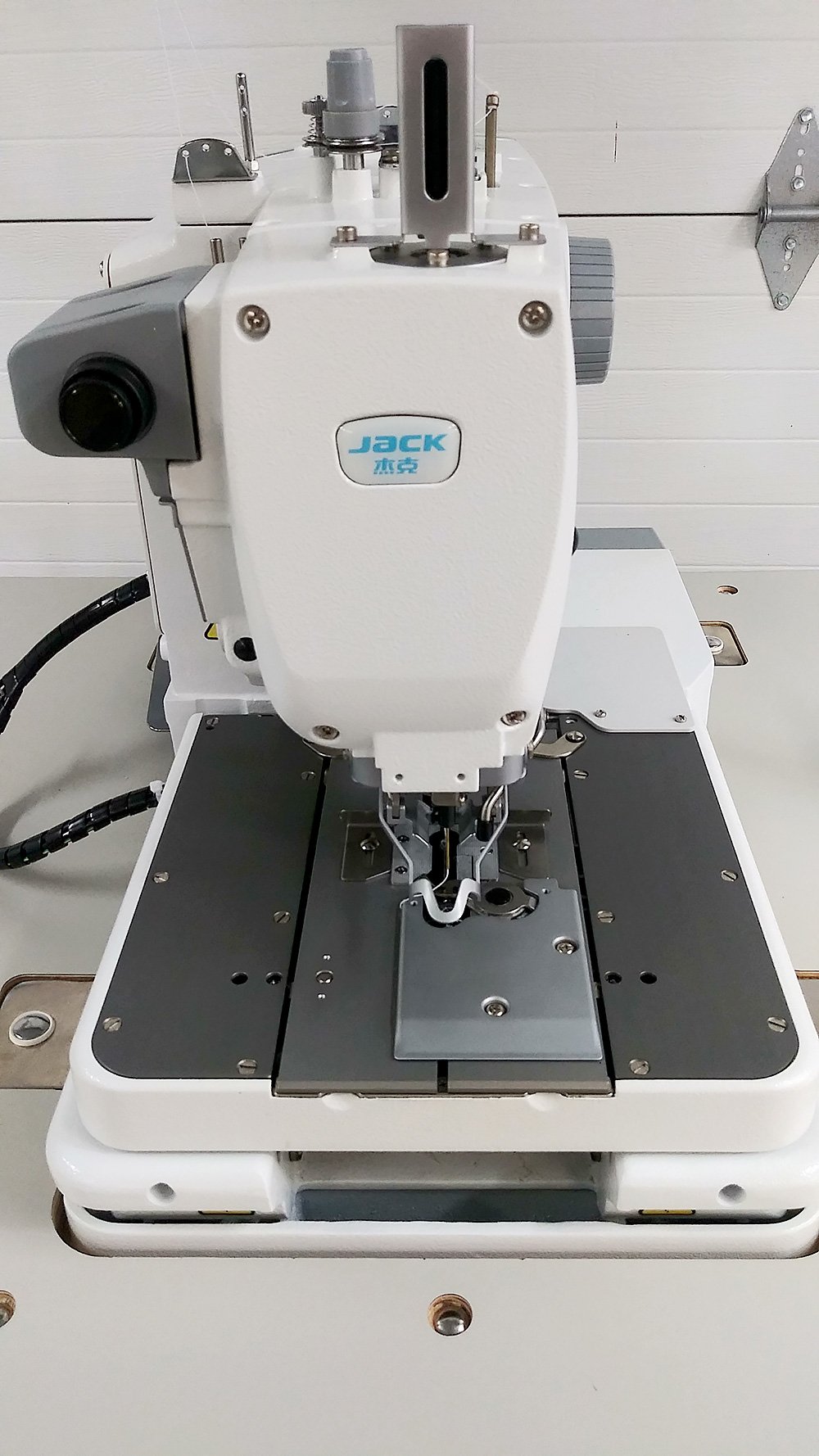 JACK JK-T9820-02 Electronic Key Hole Sewing Machine